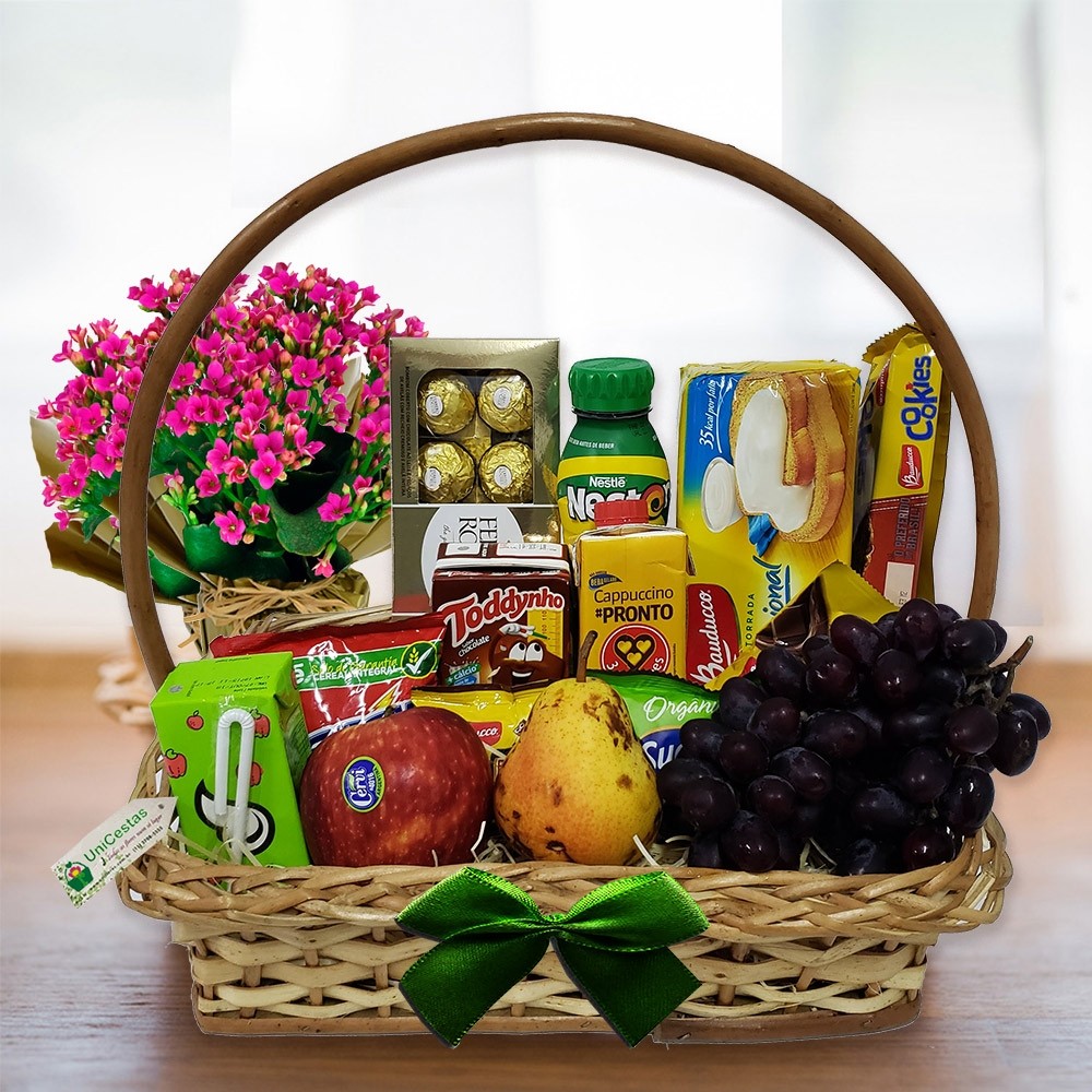 Cesta de Café da Manhã Emoção com flores, frutas e chocolates