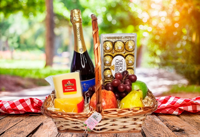 Lindo presente: Cesta com Vinho Espumante, Queijos, Chocolates e Frutas Cesta com Vinho Espumante, Queijos, Chocolates e Frutas